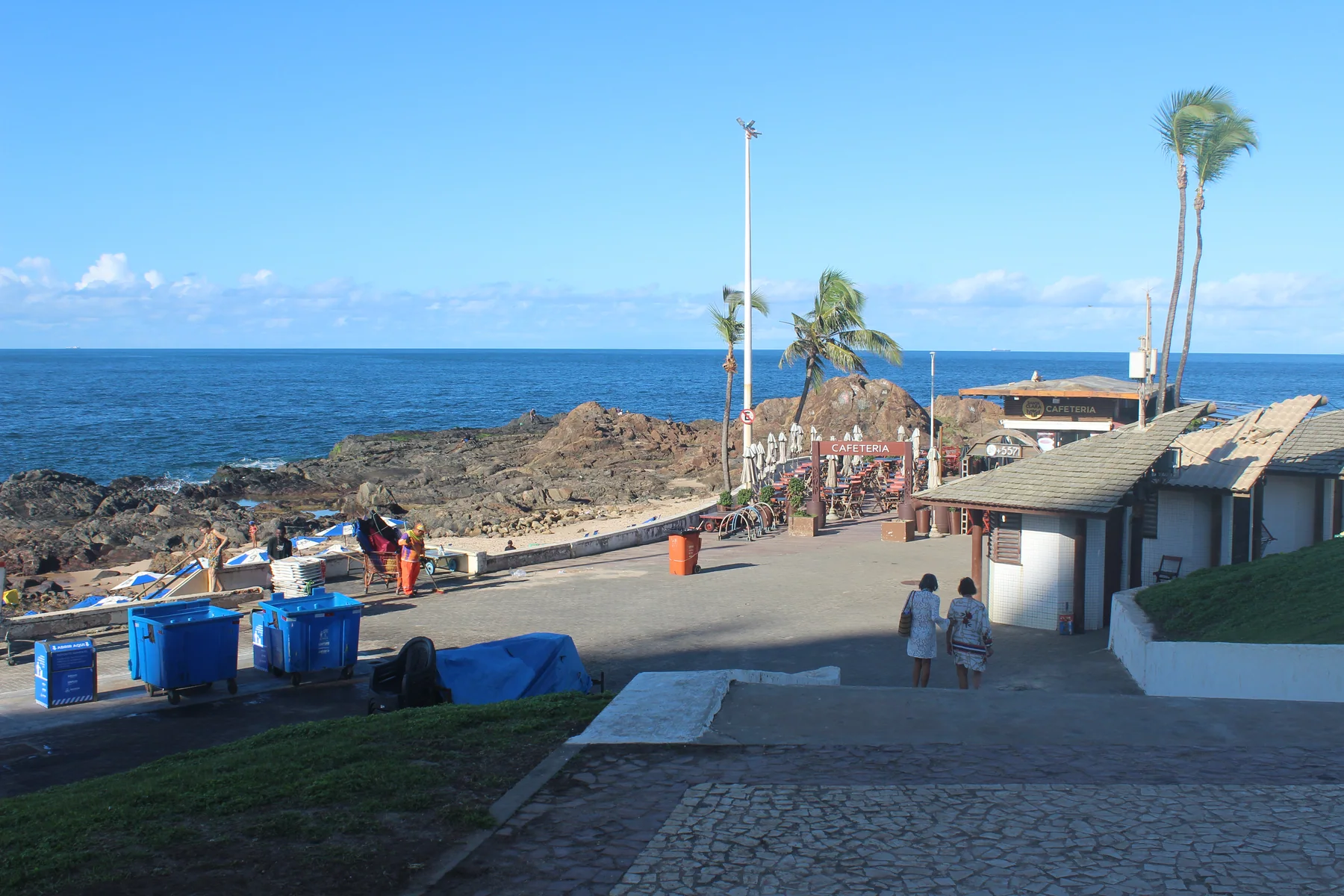 Orla e praia da Barra fotografadas em julho de 2025