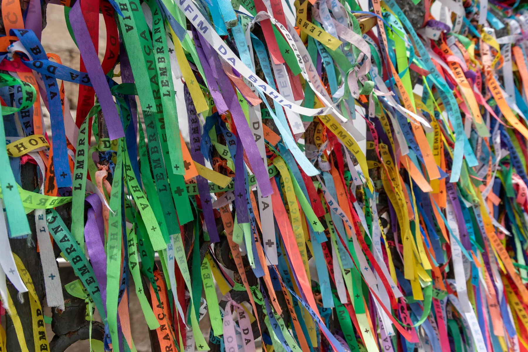 Fitas do Senhor do Bonfim junto à igreja em 2021