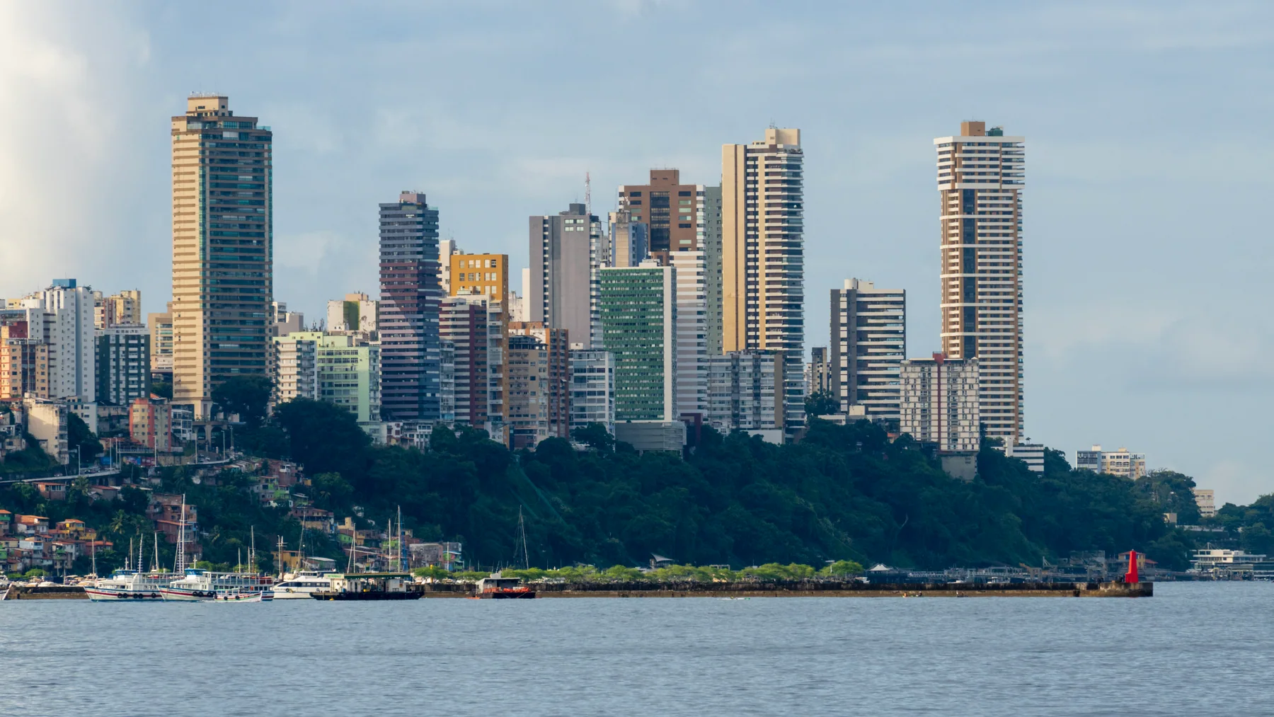 Corredor da Vitória visto da Baía de Todos-os-Santos em 2023