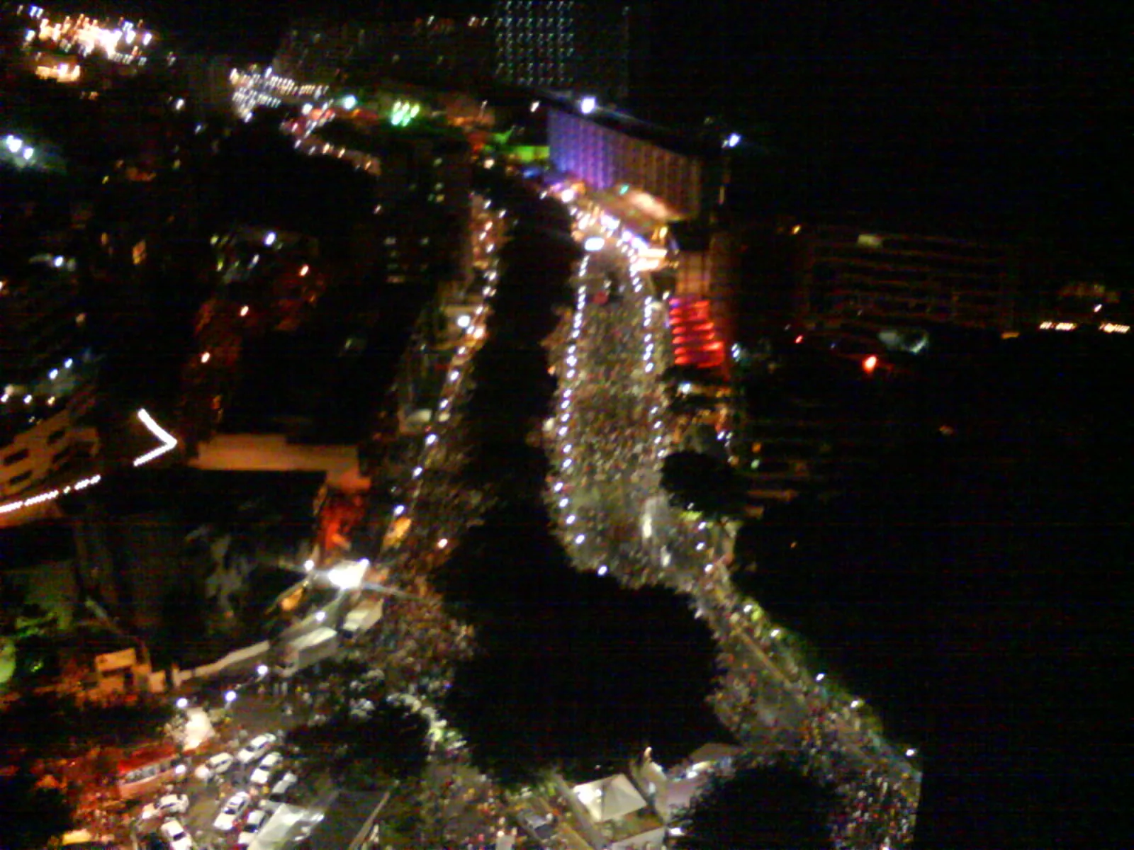 Vista aérea noturna do Carnaval no Circuito Dodô entre Barra e Ondina