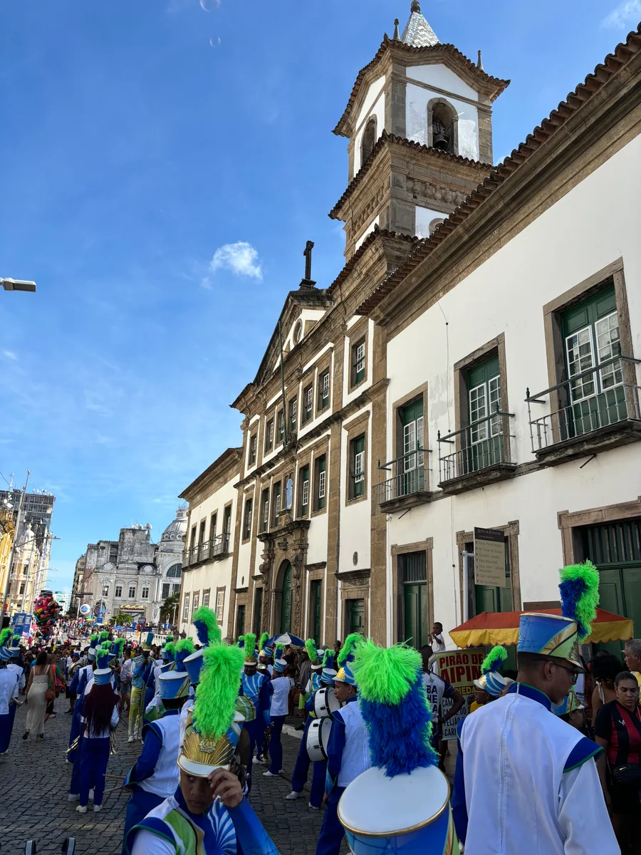 Banda de sopro e percussão no cortejo do Dois de Julho em Salvador em 2024
