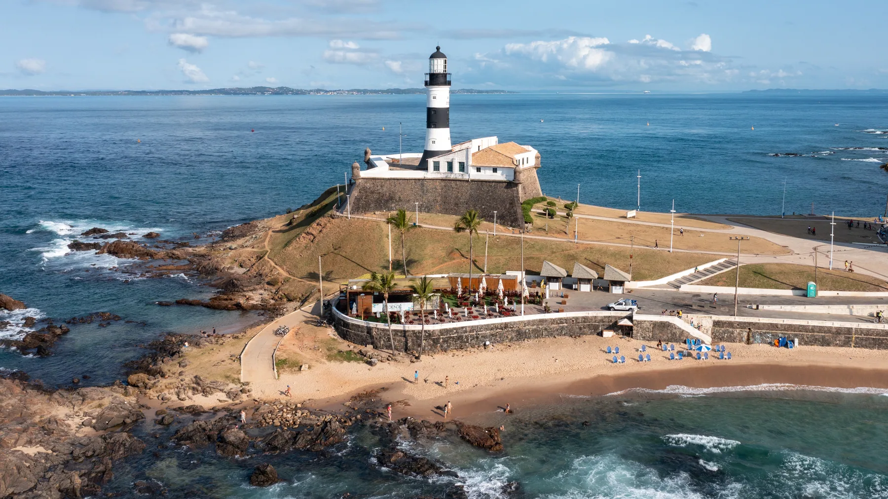 Vista aérea do Forte de Santo Antônio e do Farol da Barra