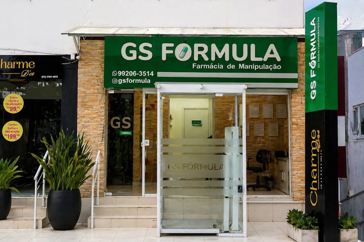 Fachada real da GS Fórmula, farmácia de manipulação na Barra