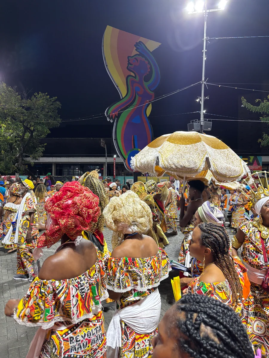 Integrantes do Ilê Aiyê durante cortejo em Salvador em março de 2025