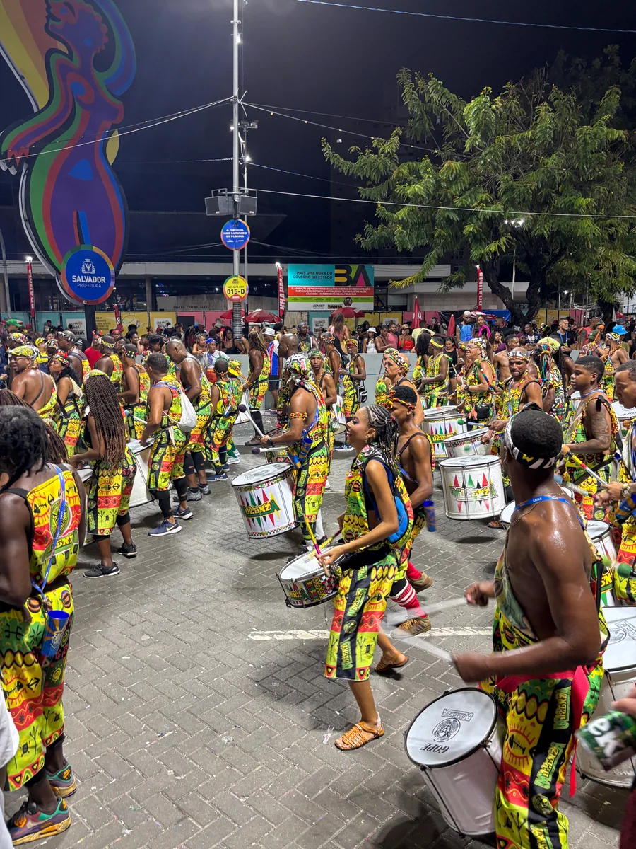 Bateria do Muzenza do Reggae durante desfile em Salvador em 2025